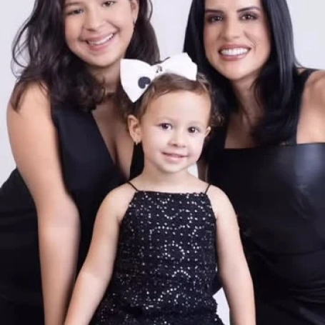 Hoje a homenagem é para ela, que vive a maternidade com a mesma dedicação, sensibilidade e cuidado que coloca em tudo o que faz.  A Carla é mãe das nossas princesas Alice e Clara, parceira na vida, na família e também no Studio Oral. E acompanhar de perto a forma como ela conduz cada fase da maternidade é maravilhoso.  Entre a rotina, os desafios e os momentos simples do dia a dia, ela transforma presença em acolhimento e amor.  Que este Dia das Mães seja especial para todas as mães que fazem da sua presença o maior cuidado que existe.  Feliz Dia das Mães! 🤍
