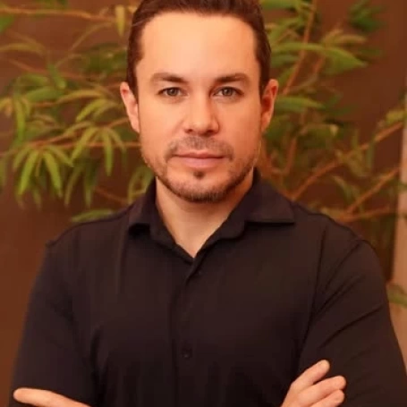 Durante muito tempo, venderam a ideia de que envelhecer significava se adaptar à prótese solta, à dificuldade para mastigar e ao constrangimento ao sorrir!   ✅ Hoje, isso não se sustenta mais. A odontologia evoluiu. E evoluiu muito.  Se você evita sorrir em fotos, corta alimentos porque não consegue mastigar direito ou já se acostumou com desconforto, isso é um sinal.   🦷 No Studio Oral, cada caso é planejado de forma individualizada, respeitando sua saúde, seu momento e suas expectativas.  Existe solução. E ela pode estar mais próxima do que você imagina! 📲