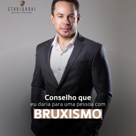 Muita gente convive com bruxismo durante anos sem perceber a gravidade do problema.  Dor na mandíbula, desgaste dos dentes, dores de cabeça frequentes e sensação de pressão ao acordar não devem ser considerados normais.  E quanto mais tempo o bruxismo evolui sem acompanhamento, maiores podem ser os impactos na saúde bucal.  Por isso, o melhor conselho que eu posso dar é: não ignore os sinais.  Aqui no Studio Oral, as placas de bruxismo são confeccionadas de forma personalizada, buscando proteção, conforto e melhor adaptação para cada paciente.  Além de ajudar a reduzir a sobrecarga muscular, elas protegem a estrutura dental contra desgastes ao longo do tempo.  📱 (31) 98207-2813 📍 Studio Oral – Ponte Nova