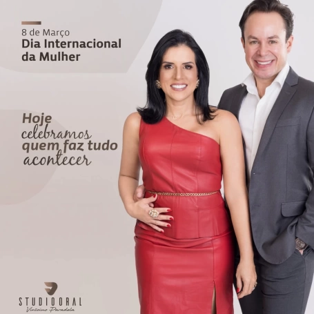 Hoje é dia de reconhecer e valorizar todas as mulheres. Pela força, pela sensibilidade, pela competência e pela capacidade de transformar os ambientes onde estão.  Aqui no Studio Oral, essa data tem um significado ainda mais especial. A Carla, à frente da administração da clínica, é parte essencial de tudo o que construímos. Organização, atenção aos detalhes, cuidado com cada paciente… Muito do que somos passa pelas mãos dela.  E esse reconhecimento se estende a toda a nossa equipe feminina, que diariamente contribui com dedicação, profissionalismo e sensibilidade para que cada paciente tenha a melhor experiência possível.  Ter mulheres tão competentes ao nosso lado (na vida e no trabalho) é motivo de orgulho.  Feliz Dia Internacional da Mulher. 🌷