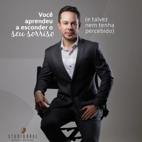 Com o tempo, muita gente começa a esconder o sorriso sem perceber.  Sorri cobrindo a boca. Evita aparecer em fotos. Se acostuma a sorrir menos.  E, aos poucos, aquilo que começou como uma insegurança estética passa a influenciar até a forma como o paciente se expressa no dia a dia.  O mais difícil é que isso vai acontecendo devagar, quase de forma silenciosa.  Quando falamos sobre transformação do sorriso, muitas vezes estamos falando também sobre confiança, liberdade e autoestima.  Porque voltar a sorrir com segurança muda mais do que a aparência.  ✨ Studio Oral Sorrisos planejados para combinar com você.