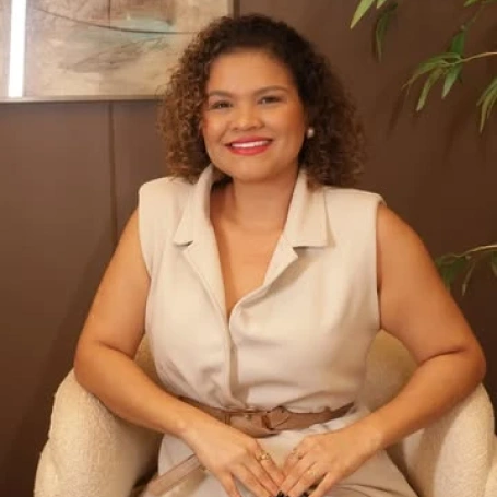 Você já olhou para uma foto sua e pensou: "Esse sorriso não combina comigo."?   A @lidiane.paulla sentia exatamente isso!   Os dentes pequenos faziam com que ela se sentisse infantil, uma sensação que a acompanhou por muitos anos. Até que ela decidiu mudar!  O resultado você vê no vídeo. 😉 #odontologiaestetica #odonto #pontenovamg #dentista #lentesdecontatodental